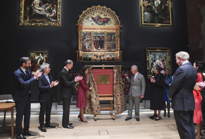 Britain's Prince Charles and Spain's Queen Letizia unveil the plaque during the opening ceremony of The Spanish Gallery, in Bishop Auckland, County Durham, Britain April 5, 2022. REUTERS/Russell Cheyne/Pool BRITAIN-ROYALS/CHARLES