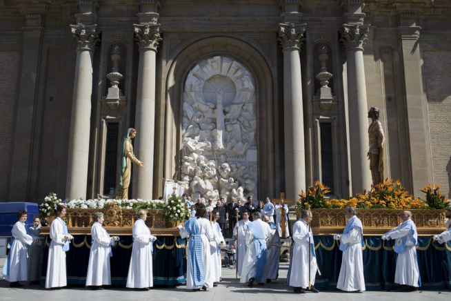 Domingo de Resurrección en Zaragoza. Procesión de la Real Hermandad del Cristo Resucitado y Santa María de la Esperanza y del Consuelo. El Encuentro Glorioso.