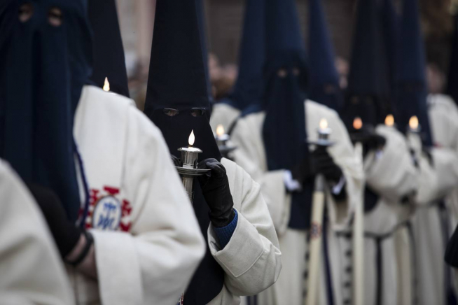 Procesión del Martes Santo de la Cofradía de Nuestra Señora de la Piedad y del Santo Sepulcro en Zaragoza.