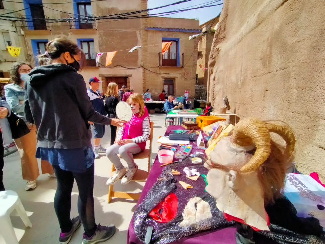 La II Feria de artesanía y producto de proximidad de San Esteban de Litera atrajo a numeroso público.