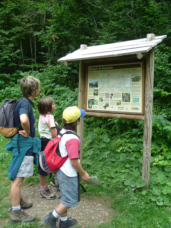 El itinerario está señalizado y transcurre íntegramente por el interior del Parque Natural de los Valles Occidentales