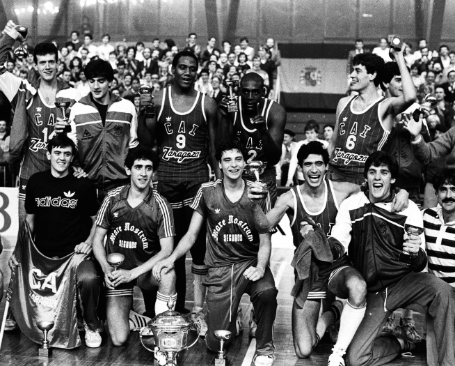 Los jugadores del CAI Zaragoza celebran la conquista de la Copa de 1993.