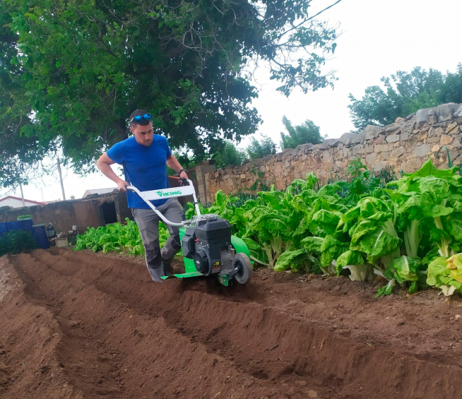 Pablo trabaja el campo y también atiende al público en la tienda