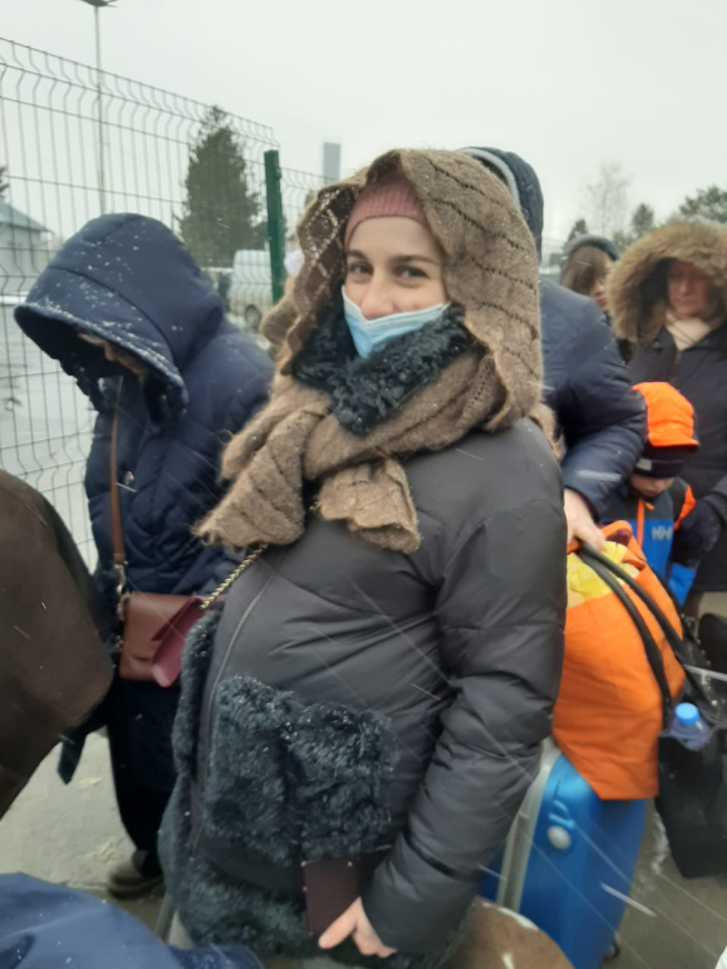 Valeria junto a la frontera de Rumanía por la que escapó de la guerra junto a su madre, su abuela y su suegra a principios de marzo