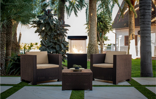 Conjunto de jardín en color marrón oscuro.