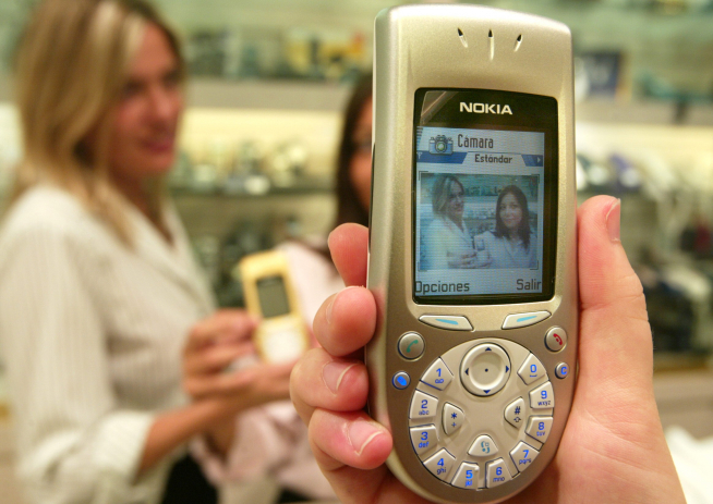 Reportaje sobre la popularización de lo primeros móviles con cámara de fotos publicado en HERALDO