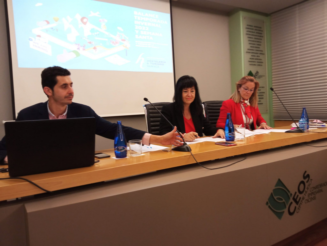 Pablo Villacampa, gerente de la Asociación Provincial de Hostelería y Turismo de Huesca, Gloria Pérez, directora general de Turismo, y Anabel Costas, vicepresidenta de Hospedaje, en la rueda de prensa de este jueves.