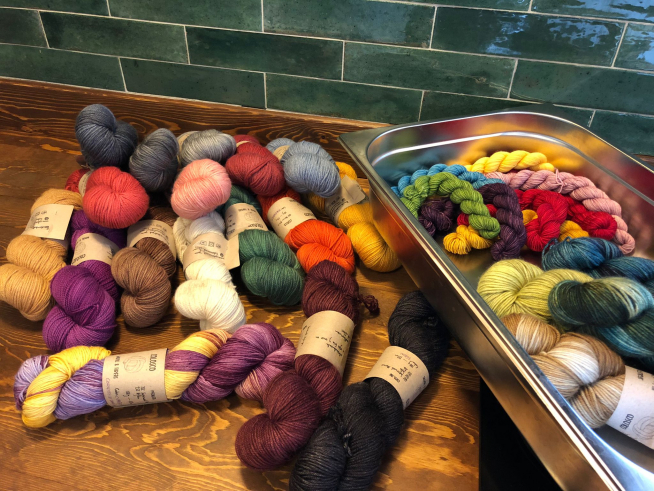 La lana teñida en diversos colores por Regina