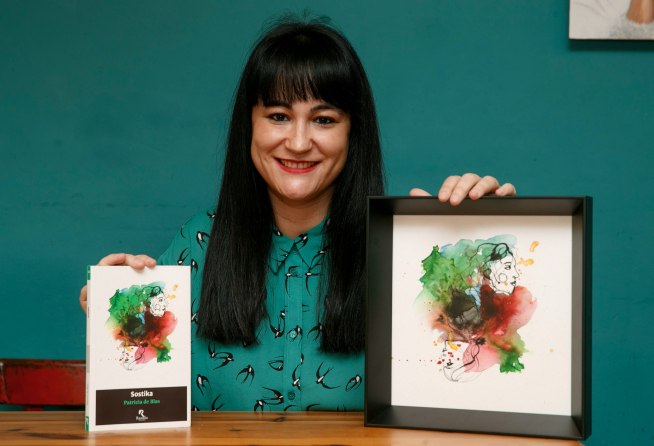 La escritora Patricia de Blas con el libro de Rasmia: 'Sostika'.