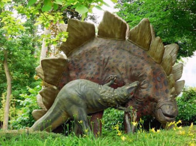 Un dinosaurio acorazado similar al que dejó su huella en Villanueva de Huerva (el de mayor tamaño), en una maqueta del parque Hagenbeck en Hamburgo