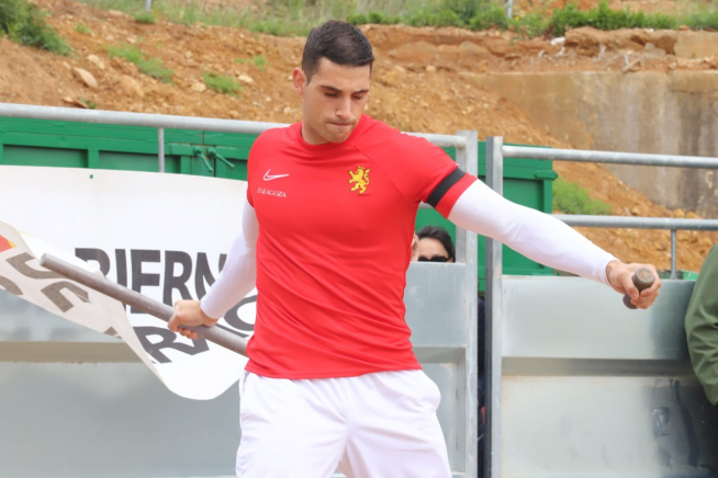 Óscar Villaescusa maniobra para lanzar.