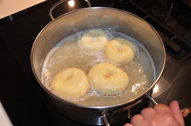 Los dónuts se fríen en aceite de girasol a 190 grados.