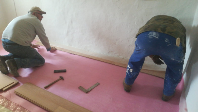 Vecinos de El Frago, trabajando en para acondicionar la antigua Casa del Cura