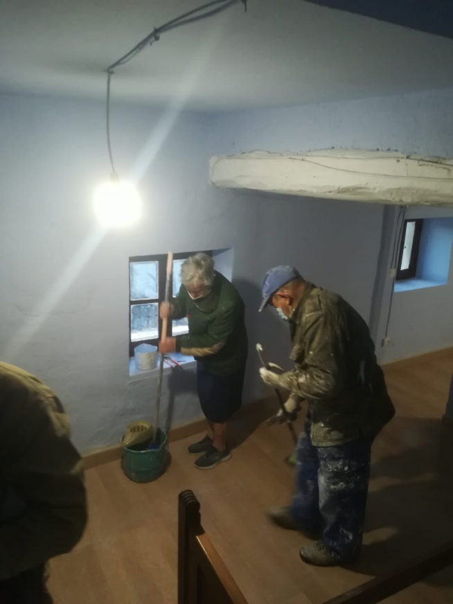 Vecinos de El Frago, trabajando en para acondicionar la antigua Casa del Cura
