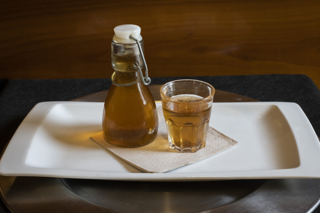Tepache, una curiosa bebida elaborada en el restaurante Nela.