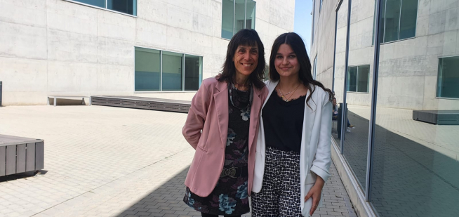 La profesora Alicia Martín y la alumna Carlota Fontané, participante en el debate.