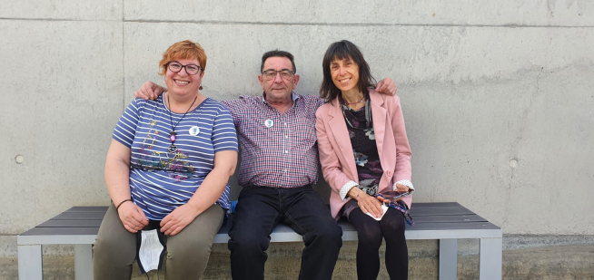 Pilar y Antonio, de Paso a Paso, y Alicia Martín, coordinadora del debate en la Universidad San Jorge.
