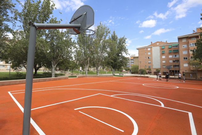 La pista de baloncesto del parque de San Martín de Huesca ha mantenido las dos canastas a distinta altura que tenía antes de la remodelación.