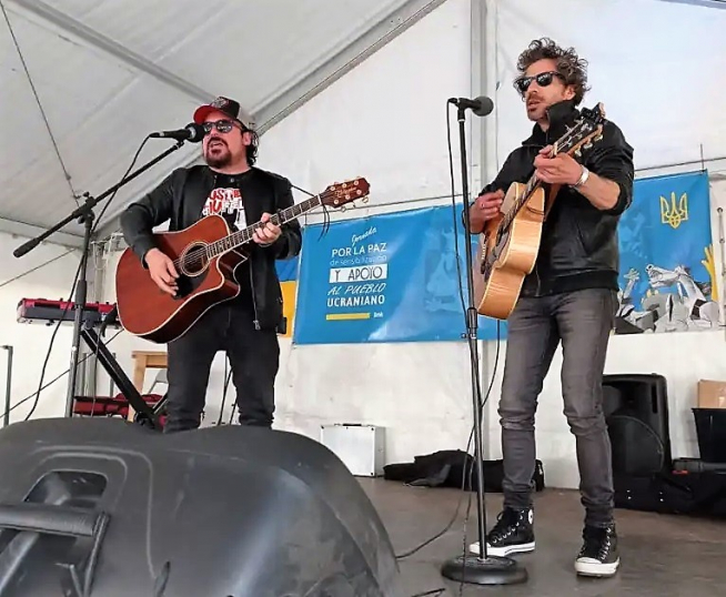Los músicos aragoneses Cuti y Yago, el pasado sábado 30 de abril, actuando en Urriés.