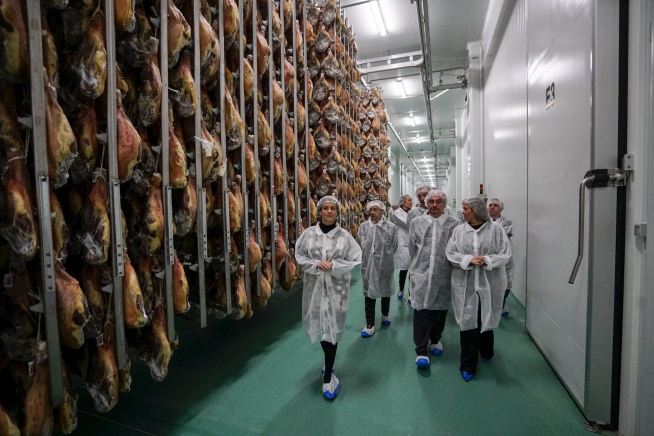 El presidente, Javier Lambán, y la alcaldesa, Emma Buj, visitan un secadero de jamones de Teruel.