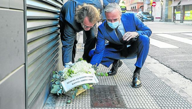 Manuel Giménez Larraz y Jorge Azcón depositan un ramo de flores donde fue asesinado Manuel Giménez Abad.