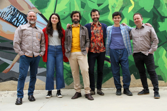 Los componentes de In Materia, en Torrellas, con los jóvenes intérpretes Andrea Fandos y Diego Gurpegui.