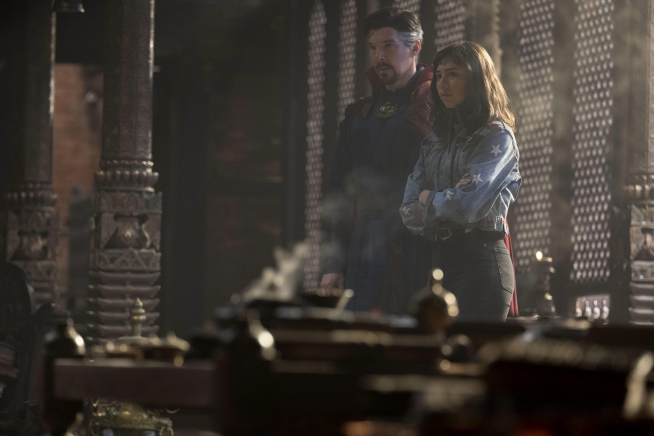 Benedict Cumberbatch como Dr. Stephen Strange y Xochitl Gómez como América Chávez durante una escena de la película 'Doctor Strange in the Multiverse of Madness'.