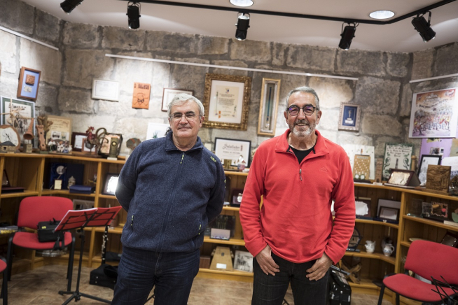 Manuel Domínguez e Ignacio Pardinilla, miembros de La Ronda de Boltaña, en el local del grupo.