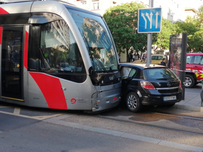 Un coche choca contra el Tranvía al salir de la calle Luis Vives hacia Fernando el Católico.
