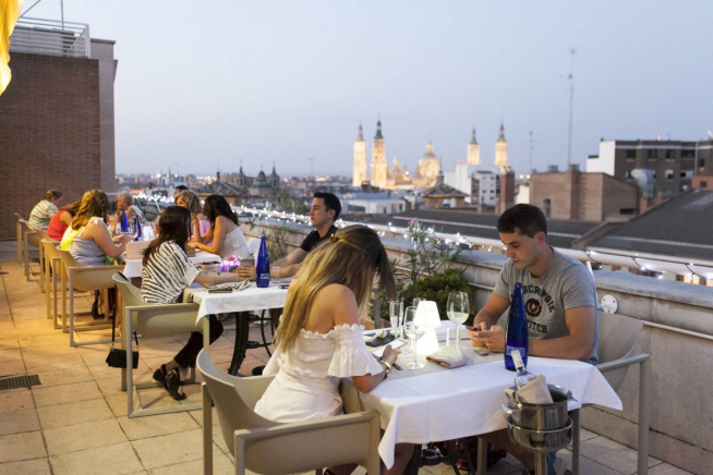 La terraza del restaurante Lounge Van Gogh, en la octava planta del aparthotel Los Girasoles de Zaragoza.