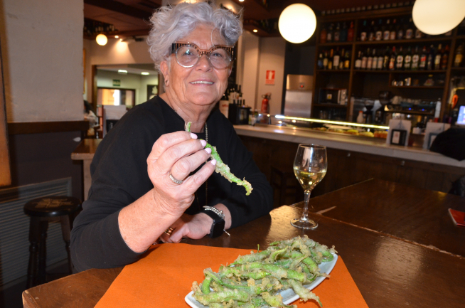 Dora Gracia muestra la ración de piparras en tempura.