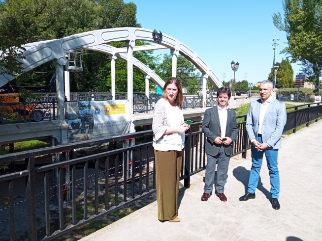Visita a las obras del puente de San Miguel de la concejala de Urbanismo, María Rodrigo, el alcalde, Luis Felipe, y el el jefe de la Unidad de Carreteras del Estado en Huesca, Ignacio García Cavero.