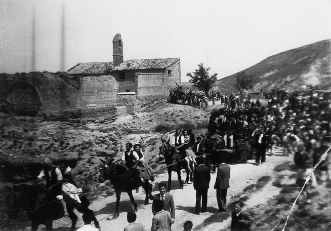 Ciudadanos recorren el camino de vuelta tras la conmemoración de la romería.