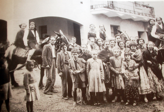 Instantánea de los años 40 donde posan, en una calle del centro de Sariñena, los más jóvenes con indumentarias de la época.