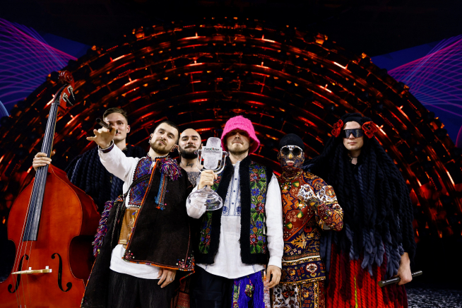 Kalush Orchestra, de Ucrania, con el micrófono de cristal que les acredita como ganadores de Eurovisión 2022.