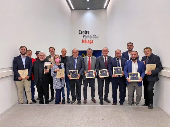 Relación de premiados en los Jábega. El primero por la derecha es Angel Orensanz.