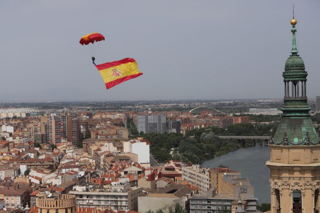 Descenso de paracaidistas con la bandera de España en la plaza del Pilar.