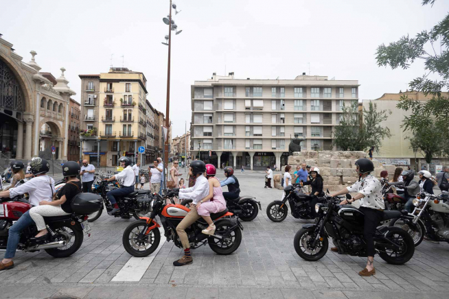 Más de 200 motos clásicas han recorrido las calles de Zaragoza con fines benéficos.