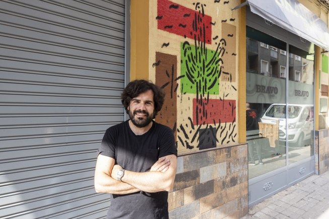 Mauro Albero, frente a la parte del mural que corresponde a la canción '2 veces', de Ariel Camacho.