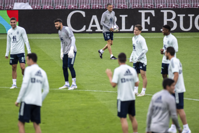 España entrena en el estadio de Ginebra