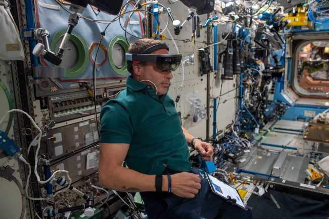 Mark Pathy, especialista de la misión Ax-1, durante la primera sesión de holoportación bidireccional entre la Estación Espacial Internacional y la Tierra, donde estaban –en el Control de la Misión de la NASA– los astronautas canadienses David Williams y Joshua Kutryk.