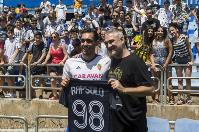 Borja Iglesias y Kase.O en julio de 2017, durante la presentación del futbolista en La Romareda.