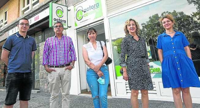 José Mª Barrios, Delia Bonilla y Mercedes Andrés, consumidores afectados, entre Roberto Villar y Lucía Germani, de Actora Consumo.