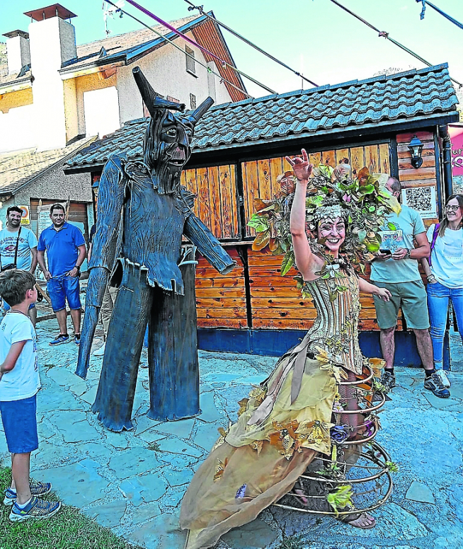 Dos personajes transitan por el Mercado Medieval de Panticosa.