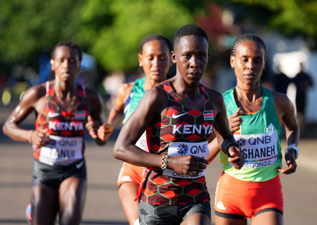 Judith Jeptum y Angela Tanui de Kenia junto a las etíopes Ababel Yeshaneh y Gotytom Gebreslase durante el Maratón Mundial femenino.