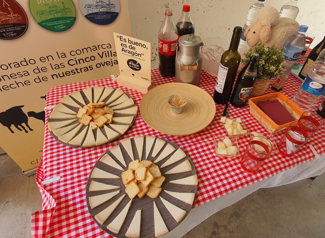 En su visita a la quesería de Biota los participantes han podido disfrutar de una cata.