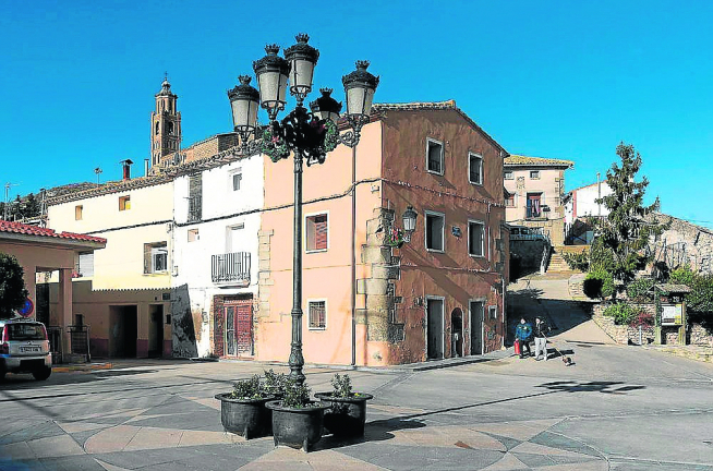 Una de las plazas céntricas de la localidad de Alcalá de Gurrea.