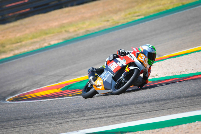 Miguel Bernal, en acción en la segunda carrera de Promo3 en Motorland