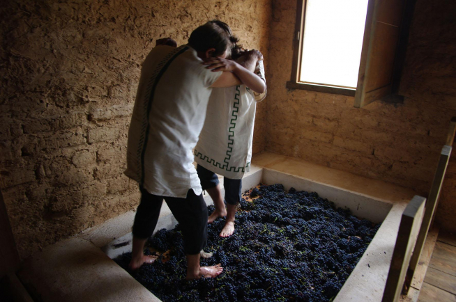 Una de las recreaciones de cómo se hacía el vino en el lagar de Segeda.