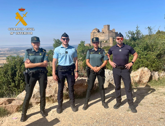 Patrulla conjunta de la Guardia Civil y de la Gendarmería francesa en el castillo de Loarre.